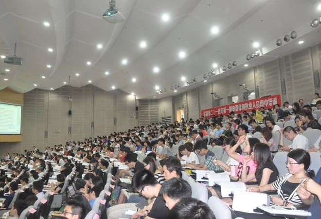 知明所主任汪腾锋律师为深圳500多名律师培训授课